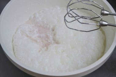 Süt böğürtlen karışımını kremanın içine dök, karıştır, üstünü ört ve dondurucuya koy..