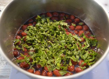 Reçeli kaynatana kadar ısıt, fesleğeni ince ince doğra, böğürtlen ekle..