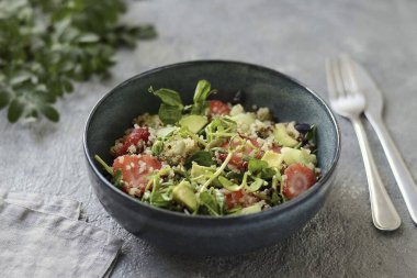 Salata hazır, kombinasyon sıradışı görünebilir, ama inan bana, çok lezzetli oluyor! Bu salata öğle yemeği için mükemmel! Afiyet olsun.!