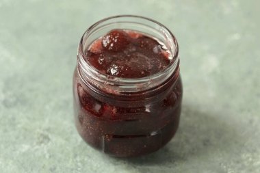 Reçeli sterilize edilmiş kavanozlara dök, kapağı kapat ve tamamen soğumaya bırak..