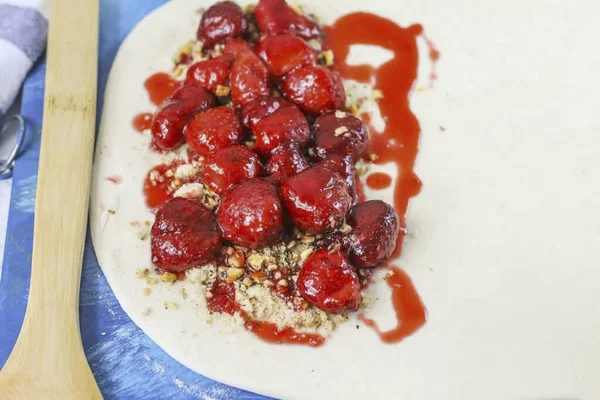 Place Stewed Strawberries Crumb Trying Evenly — Stock Photo, Image