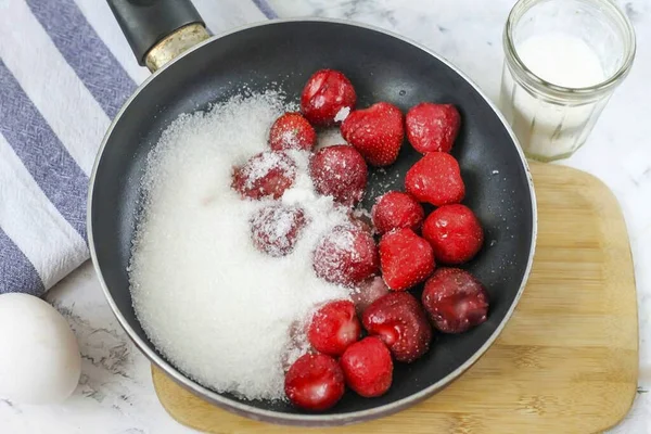 Peel Strawberries Tails Put Frying Pan Cauldron Add Granulated Sugar — Stock Photo, Image