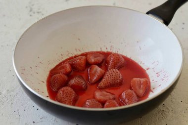 Böğürtlen şuruba batırılmalı ama şeklini korumalı..