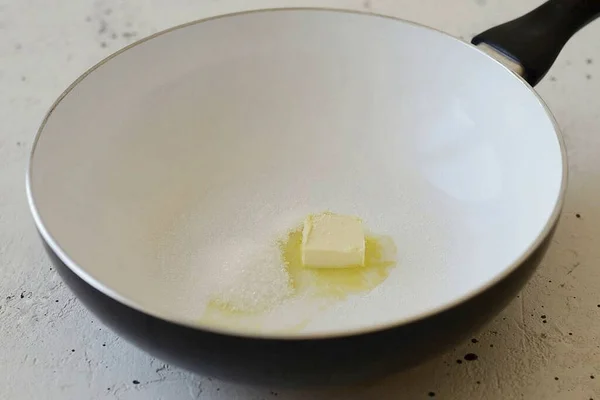프라이팬에 부드러운 버터를 설탕을 젓는다 — 스톡 사진