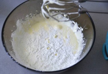 Kolayı sarısına ekle ve tekrar vur. Sütü ağır bir tencereye koy, ateşe, sıcak, ama kaynatma..