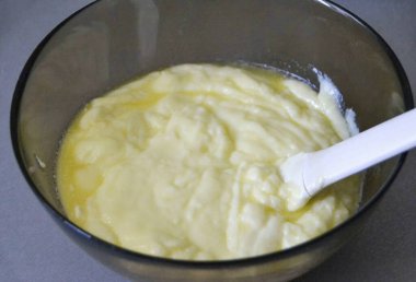 Kremayı biraz soğutun, tereyağı ekleyin, kremaya karıştırın..