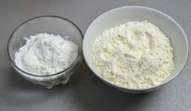 Unu, 30 gram nişastayı ve bir paket vanilya şekerini birleştirin..