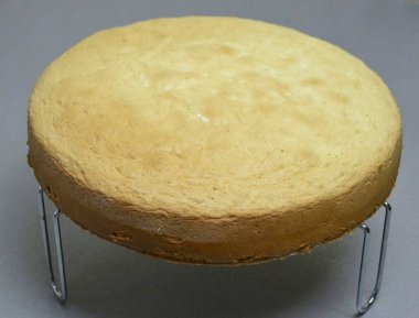 Bitmiş bisküviyi tel askıdaki oda sıcaklığına soğutun..