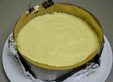 Kremayı bisküviye sür ve pürüzsüz olsun..