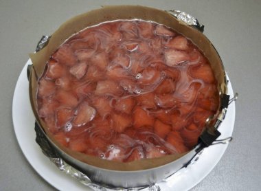 Jöleyi biraz soğutup böğürtlenlerin üzerine dök. En az 4 saat serin bir yere koy..