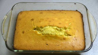 Fırında pişmiş pandispanyayı oda sıcaklığına düşürün. Pişirme sırasında bisküvinin üzerinde bir 