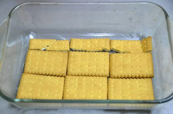 Engraxe Assadeira Com Manteiga Coloque Biscoitos Fundo Assadeira — Fotografia de Stock