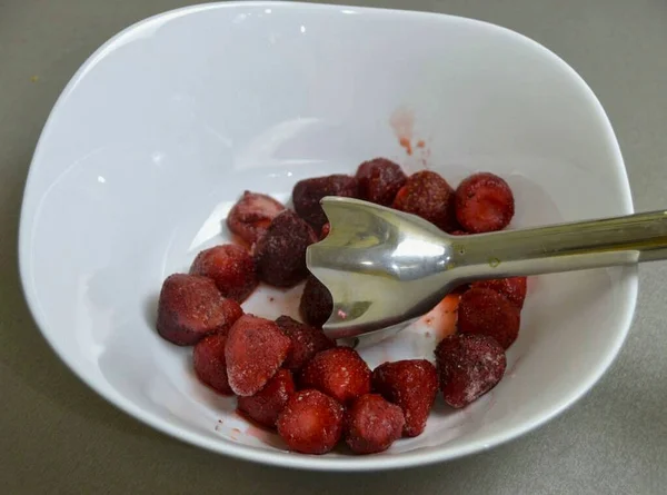 Pendant Cuisson Biscuit Préparer Crème Fraise Hachant Les Fraises Avec — Photo