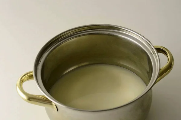 用平底锅加热牛奶 — 图库照片