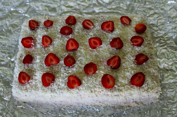 イチゴでケーキを飾る ケーキは約3時間ずぶぬれです 完成したケーキは間違いなく寒さの中に立たなければならない 冷やしたものを出して — ストック写真