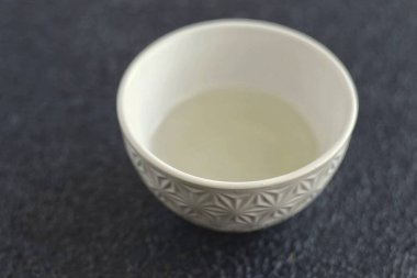 Şeker ve suyu birleştir, orta sıcaklıkta ısıt, kaynat. Şeker tamamen eriyene kadar pişir. Sakin ol..