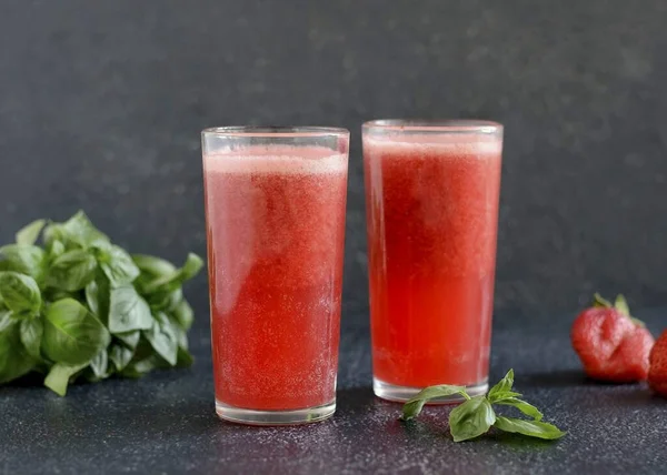 Limonade Met Basilicum Aardbeien Klaar Drank Blijkt Zoet Aromatisch Ongelooflijk — Stockfoto