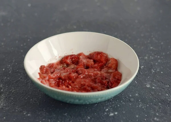 Çilekleri çatal ve püre ile ezin..