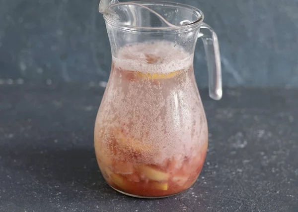 Transfiera Fruta Una Jarra Agregue Jarabe Piña Agua Soda —  Fotos de Stock