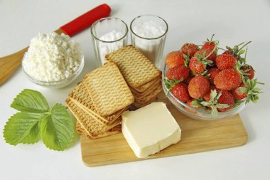 Çilekli kurabiye yapmak için gerekli tüm malzemeleri hazırlayın..