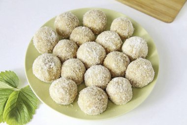 Bütün topları hindistan cevizinde yuvarlayın, bir tabağa aktarın ve 30 dakika boyunca soğutucuda bekleyin..