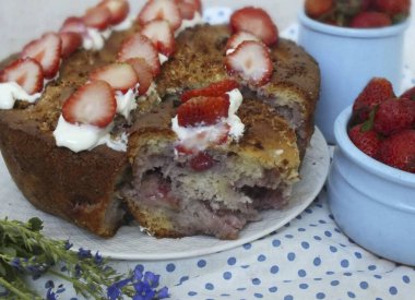 Bitmiş turtayı ekşi krema ve taze çilekle süsleyin. Yazın, kendine ve sevdiklerine çilekli turta ikram etmeyi unutma. Afiyet olsun.!