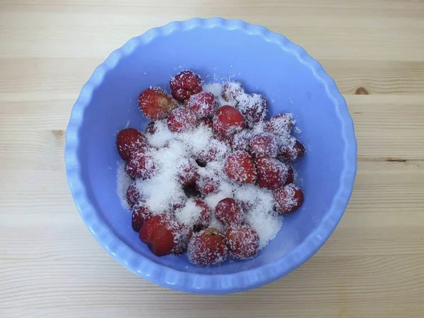 Saubere Zubereitete Erdbeeren Mit Kokosflocken Mischen — Stockfoto