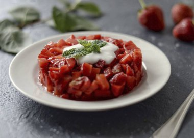 Çilekli tartar hazır. Bir kepçe dondurma ya da vanilyalı puding ile tartar servis et. Afiyet olsun.!