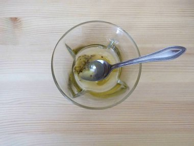 Sosu hazırla: Bal, tereyağı ve hardal karıştır. İyice karıştır..