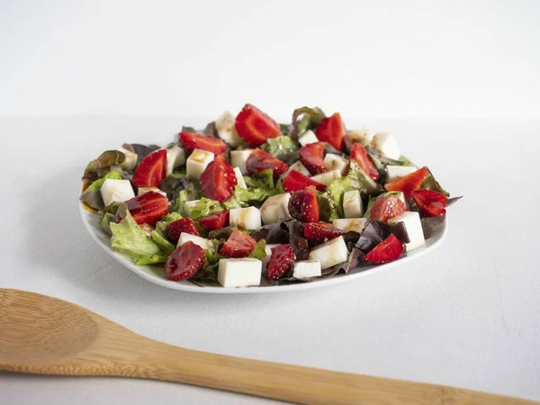 Erdbeeren Schälen Vierteln Und Auf Den Salat Legen Restliche Sauce — Stockfoto