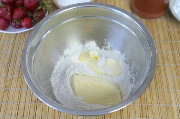 Mehl Salz Eine Schüssel Geben Und Kalte Butter Hinzufügen — Stockfoto