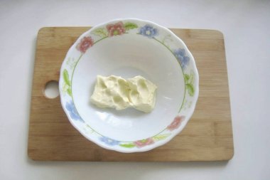 Yumuşak tereyağını bir kaseye koy.