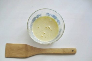 Süt ocağın üstündeyken, sarıları, 100 gram şeker ve nişastayı birleştirin..