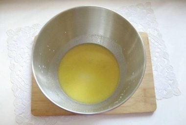 Şeker, vanilya şekeri ve erimiş tereyağı ekle.