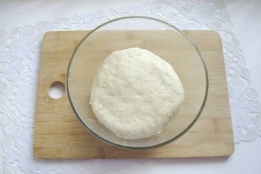 Yumuşak, yapışkan olmayan bir hamur diz ve bir kaseye koy. Eskiden hamuru gezegensel bir mikserde yoğurururururururururururururururururdum ama ellerim de iyi..