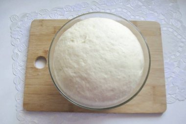 Bir buçuk saat sonra hamurun hacmi önemli ölçüde artacak..