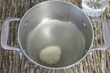 Tencereye su dök ve jelatin ekle. Sürekli hareket halinde, düşük ısıda ısı..