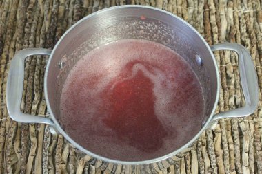 Jelatin tamamen eridiğinde, çilekli püreyi tencereye dökün, karıştırın ve ısıdan uzaklaştırın. 500 ml 'ye çıktı. Su ve jelatinli böğürtlen püresi.