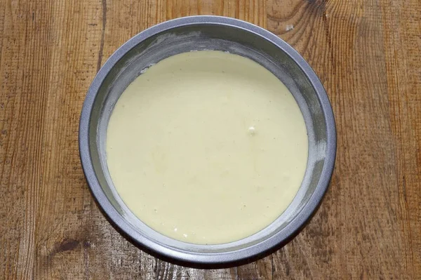 Verser Pâte Dans Plat Préparé Graissé Beurre Fariné — Photo