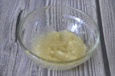 İki çorba kaşığı soğuk suyla 8 gram jelatin dökün ve 5-10 dakika demleyin..