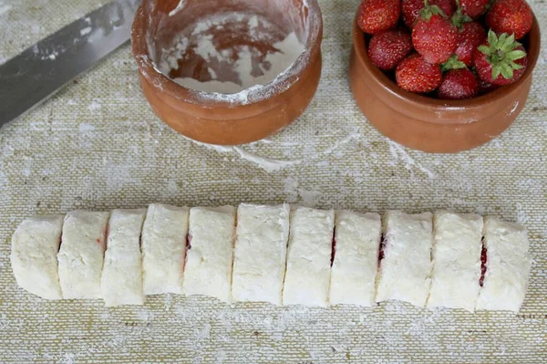 Conecte Los Bordes Masa Para Que Las Bayas Permanezcan Dentro — Foto de Stock