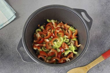 Doldurulmuş biber ekle, küçük parçalara böl..