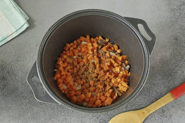 Ajouter Les Épices Goût Les Oignons Dés Les Carottes — Photo