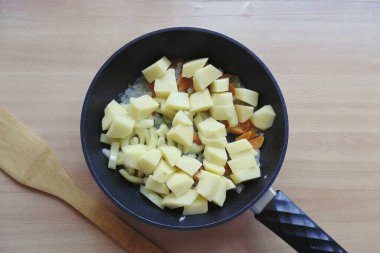 Ve patates püresi. 100 ml dök. Su. Tavayı kapakla ört ve sebzeleri yumuşayana kadar kaynat..