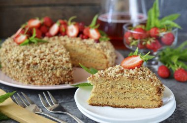 Lezzetli bir ev yapımı pasta denemenizi öneririm. Ballı, cevizli ve kaynamış süt ve tereyağlı kremalı sünger kekleri. Çok aromatik, tatlı ve güzel! Afiyet olsun.!