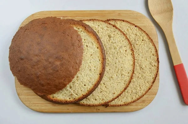 Corte Biscoito Resfriado Bolos Cuidadosamente Cortar Parte Superior — Fotografia de Stock