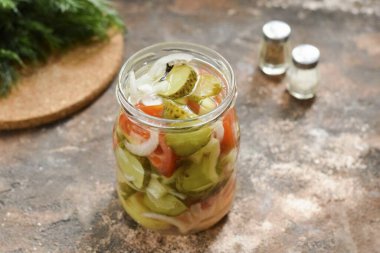 Bir süre sonra, sterilize ettiğin kavanozları dikkatlice çıkar..