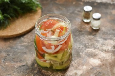 Salamurayı kavanozlara dök. Boşlukları 20 dakika sterilize et..