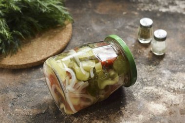 Kavanozu steril kapakla sıkıca sar, nazikçe baş aşağı çevir, sıcak bir battaniyeyle sar. Cam ve atölye tamamen serinleyene kadar 24 saat rahat bırak..