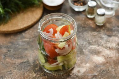 Kutuları boşluğa hazırlayın. Kabartma tozu ya da özel bir deterjanla iyice yıka, sonra kavanozları buhar üzerinde sterilize et, fırında ya da mikrodalgada, nasıl istersen. Kapakları 8-10 dakika kaynar suda kaynatın. Kavanozları ingredilerle doldur.